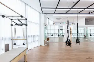 화이트톤 플라잉요가 스튜디오 인테리어